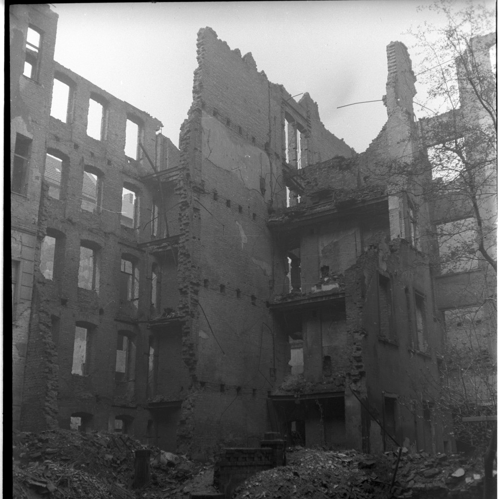 Negativ: Ruine, Apostel-Paulus-Straße 29, 1950 (Museen Tempelhof-Schöneberg/Herwarth Staudt CC BY-NC-SA)