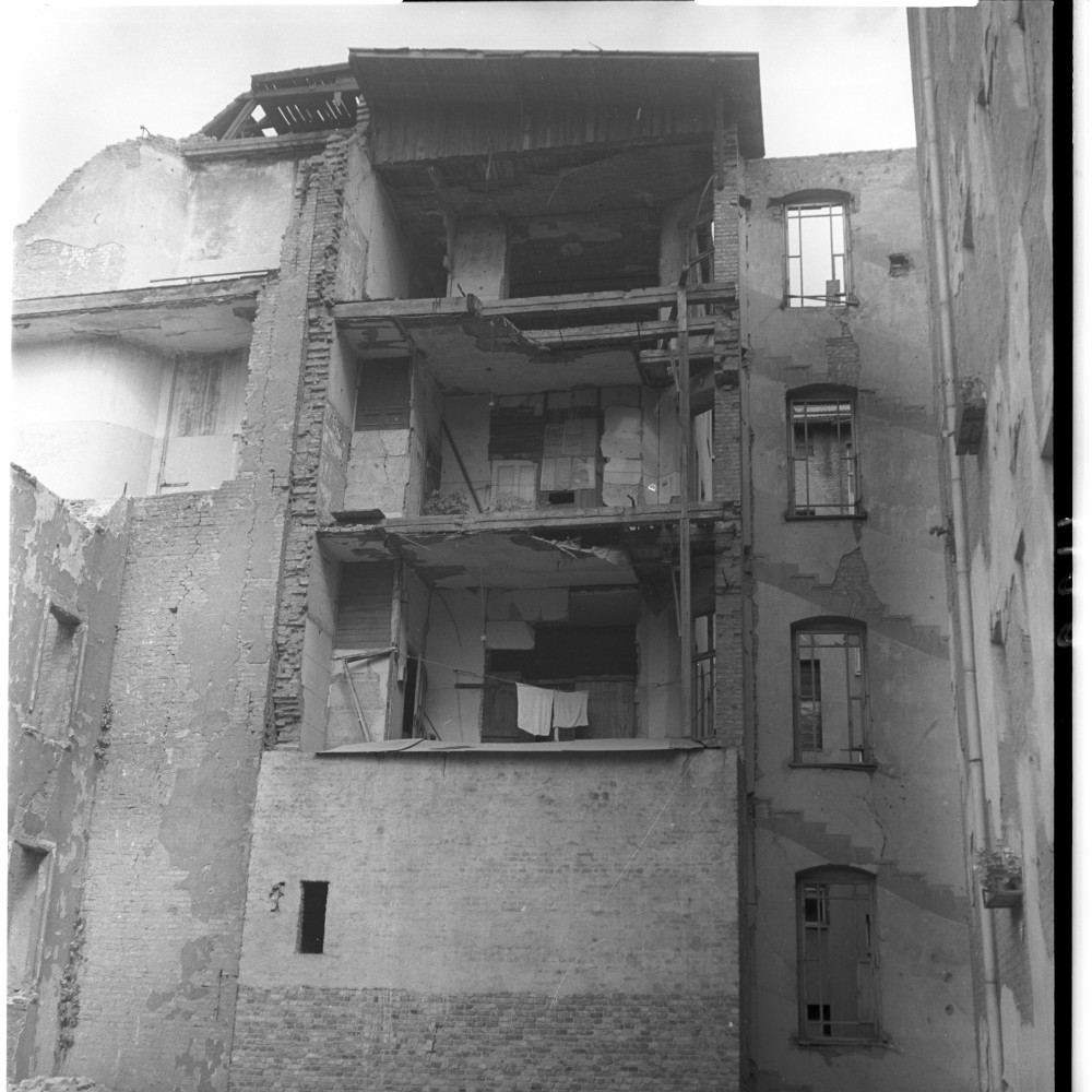 Negativ: Ruine, Apostel-Paulus-Straße 30, 1950 (Museen Tempelhof-Schöneberg/Herwarth Staudt CC BY-NC-SA)