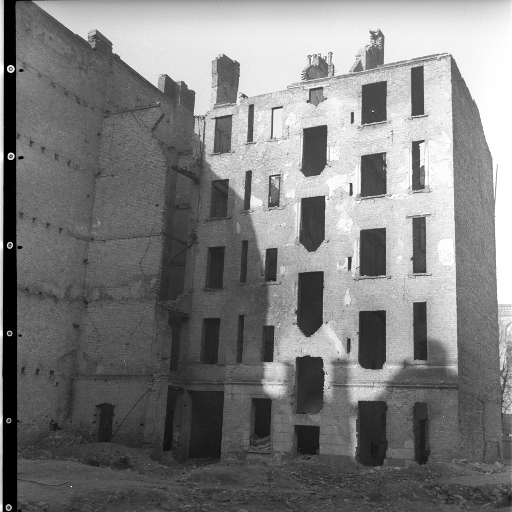 Negativ: Ruine, Apostel-Paulus-Straße 37, 1951 (Museen Tempelhof-Schöneberg/Herwarth Staudt CC BY-NC-SA)