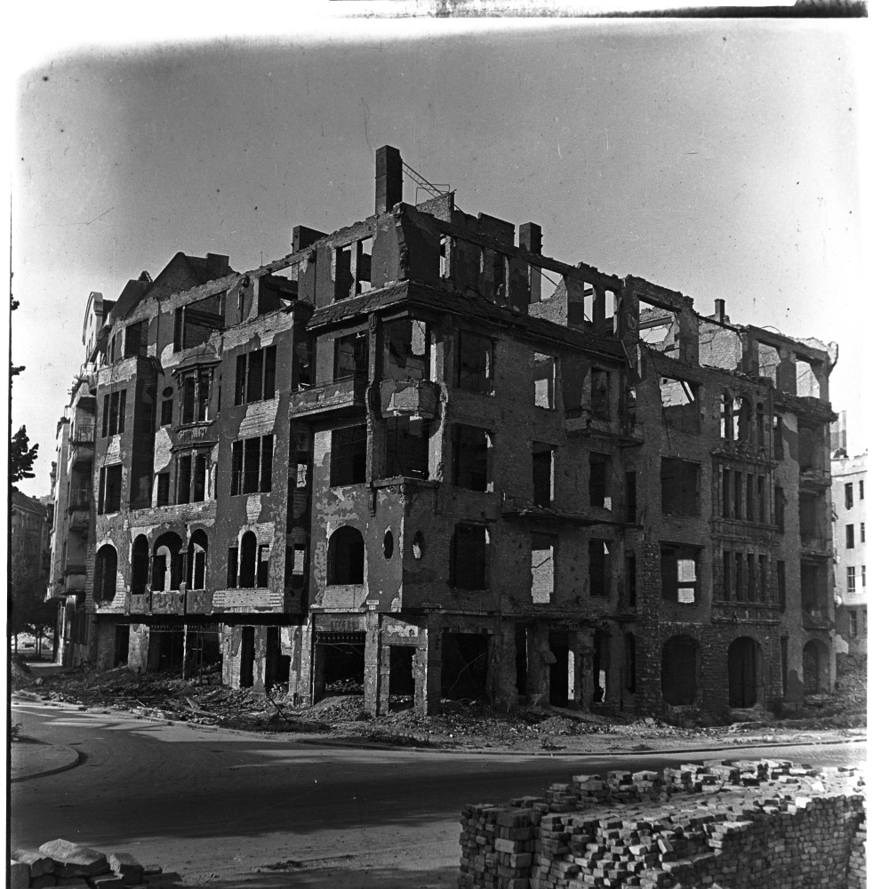 Negativ: Ruine, Aschaffenburger Straße 9, 1949 (Museen Tempelhof-Schöneberg/Herwarth Staudt CC BY-NC-SA)