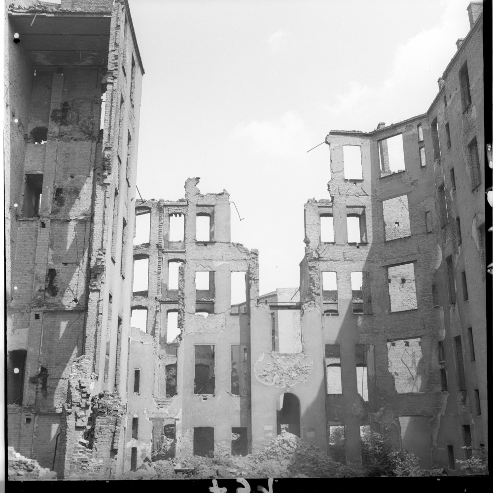 Negativ: Ruine, Augsburger Straße 23, 1951 (Museen Tempelhof-Schöneberg/Herwarth Staudt CC BY-NC-SA)