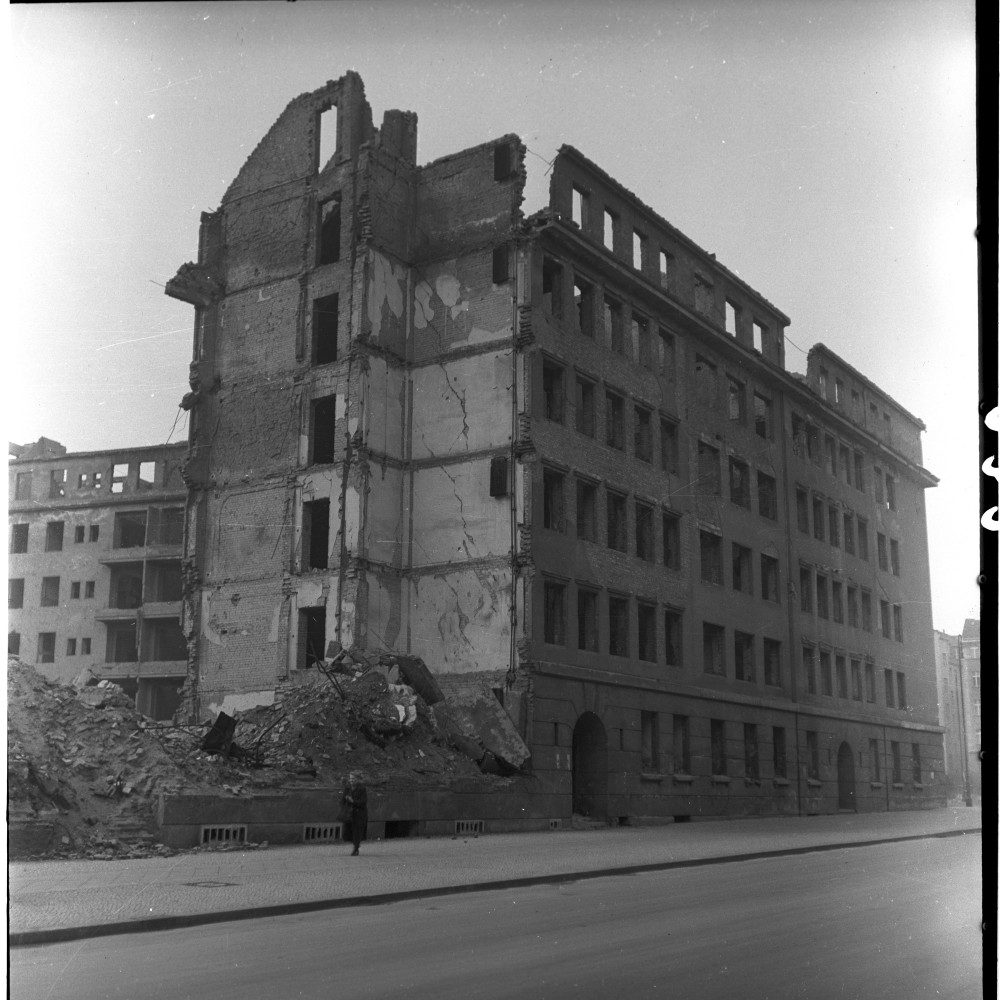 Negativ: Ruine, Badensche Straße 57 a, 1950 (Museen Tempelhof-Schöneberg/Herwarth Staudt CC BY-NC-SA)