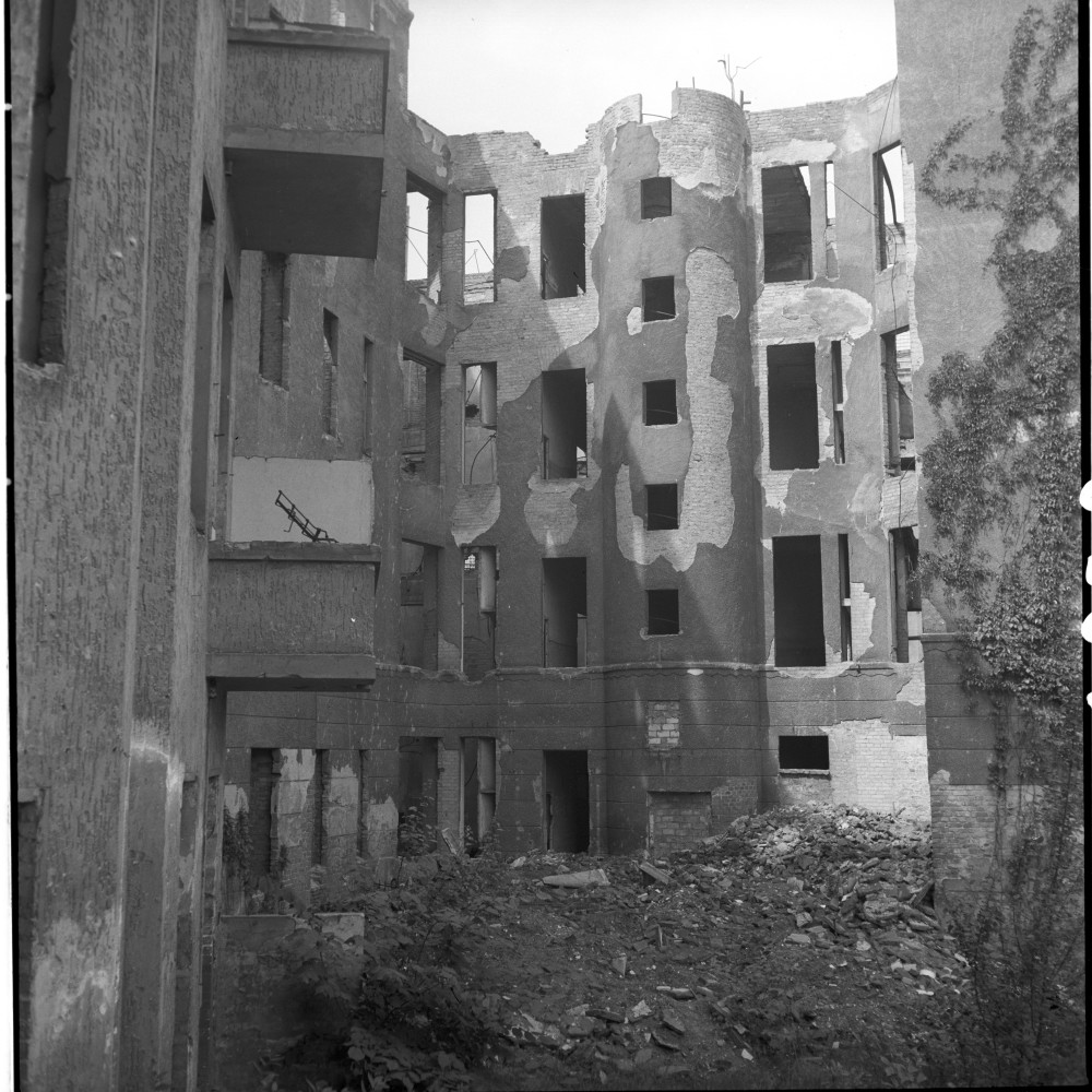 Negativ: Ruine, Bamberger Straße 36, 1952 (Museen Tempelhof-Schöneberg/Herwarth Staudt CC BY-NC-SA)