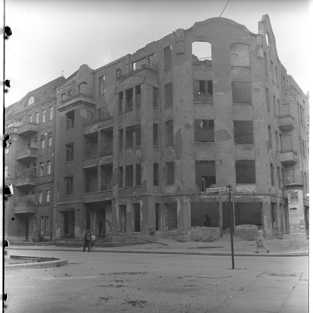 Negativ: Ruine, Bamberger Straße 42, 1950 (Museen Tempelhof-Schöneberg/Herwarth Staudt CC BY-NC-SA)