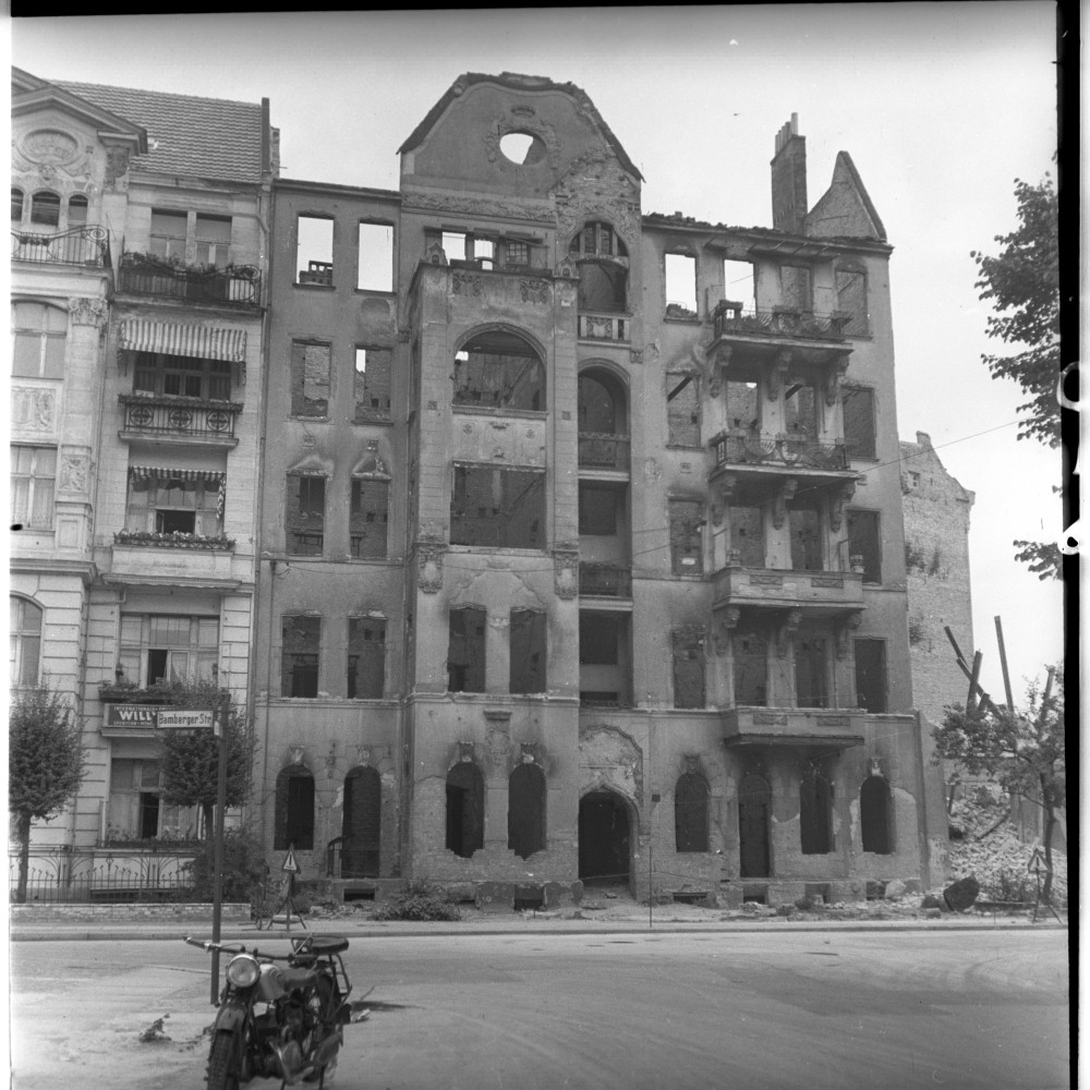 Negativ: Ruine, Bamberger Straße 50, 1950 (Museen Tempelhof-Schöneberg/Herwarth Staudt CC BY-NC-SA)