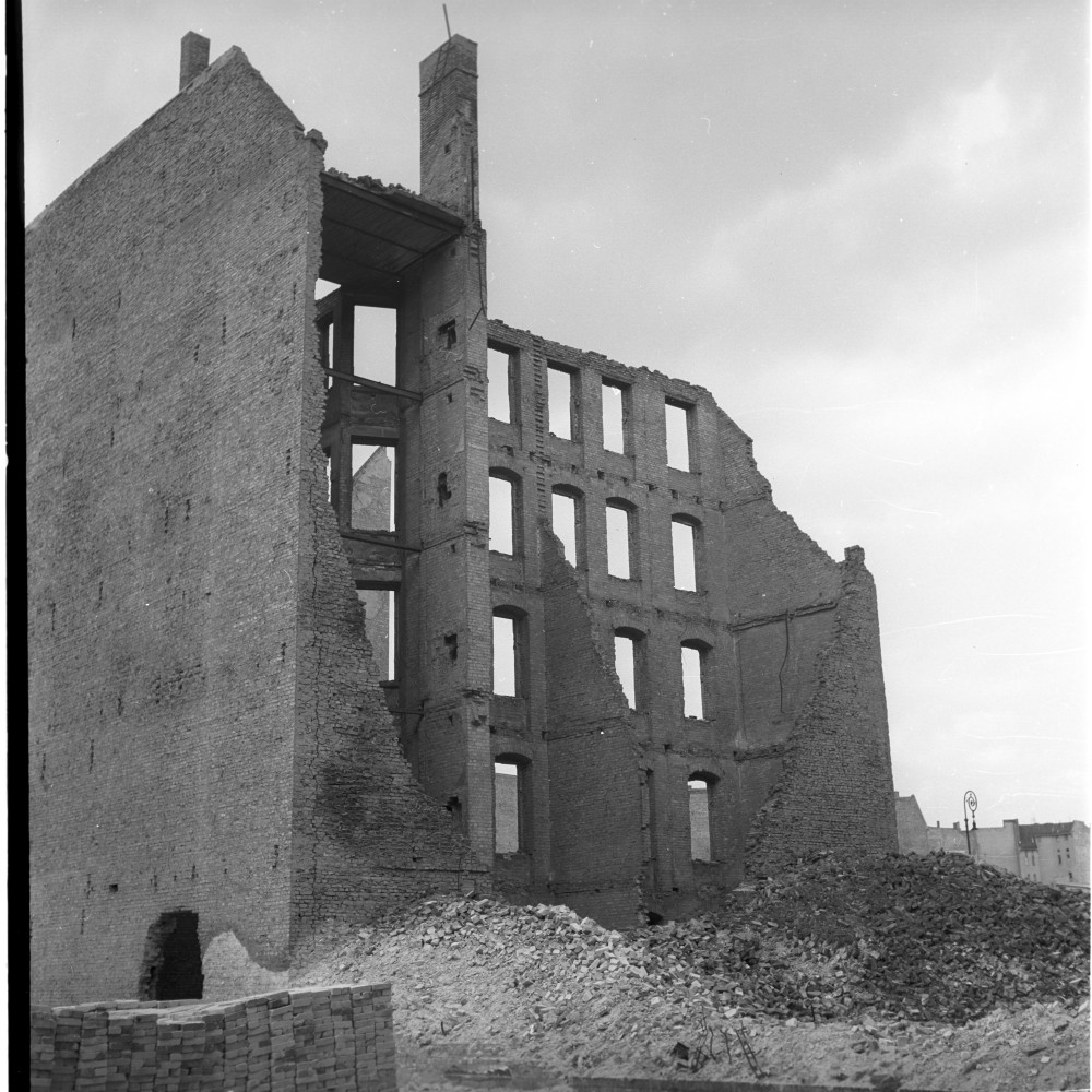 Negativ: Ruine, Barbarossastraße 46, 1953 (Museen Tempelhof-Schöneberg/Herwarth Staudt CC BY-NC-SA)