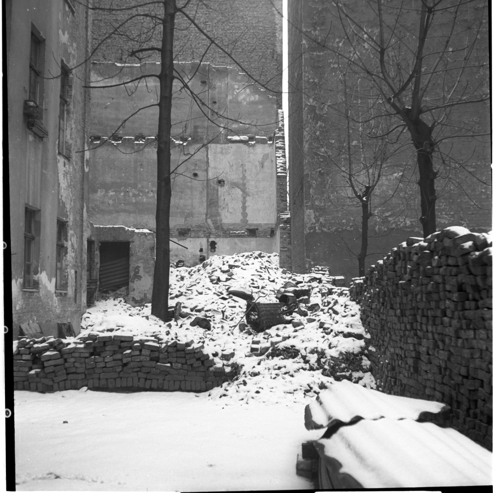 Negativ: Ruine, Bautzener Straße 3, 1952 (Museen Tempelhof-Schöneberg/Herwarth Staudt CC BY-NC-SA)