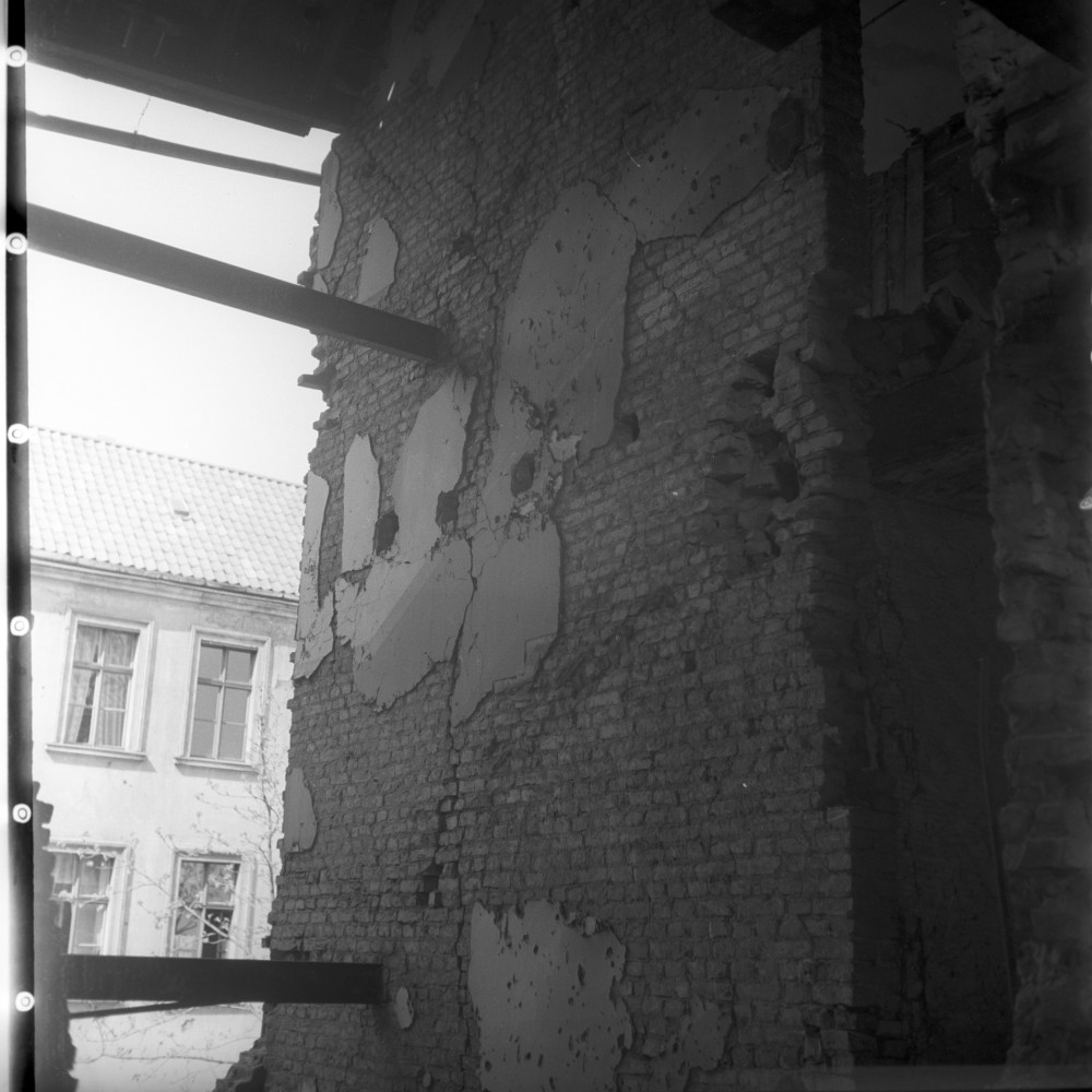 Negativ: Ruine, Bautzener Straße 7, 1951 (Museen Tempelhof-Schöneberg/Herwarth Staudt CC BY-NC-SA)