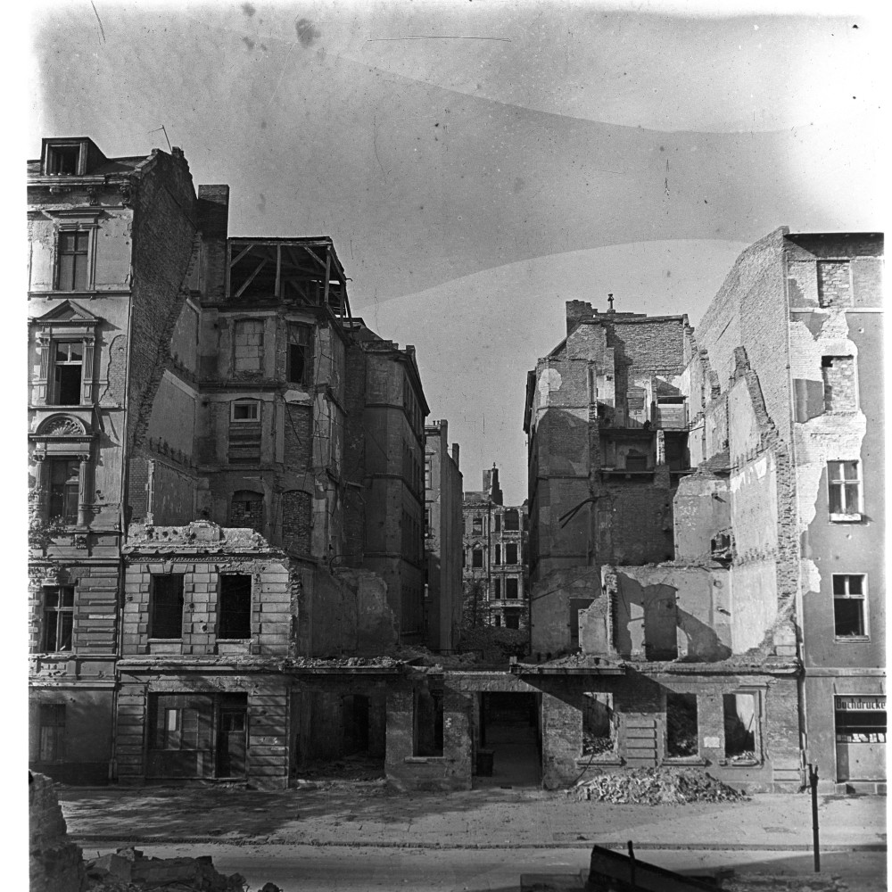 Negativ: Ruine, Bayreuther Straße 10, 1949 (Museen Tempelhof-Schöneberg/Herwarth Staudt CC BY-NC-SA)