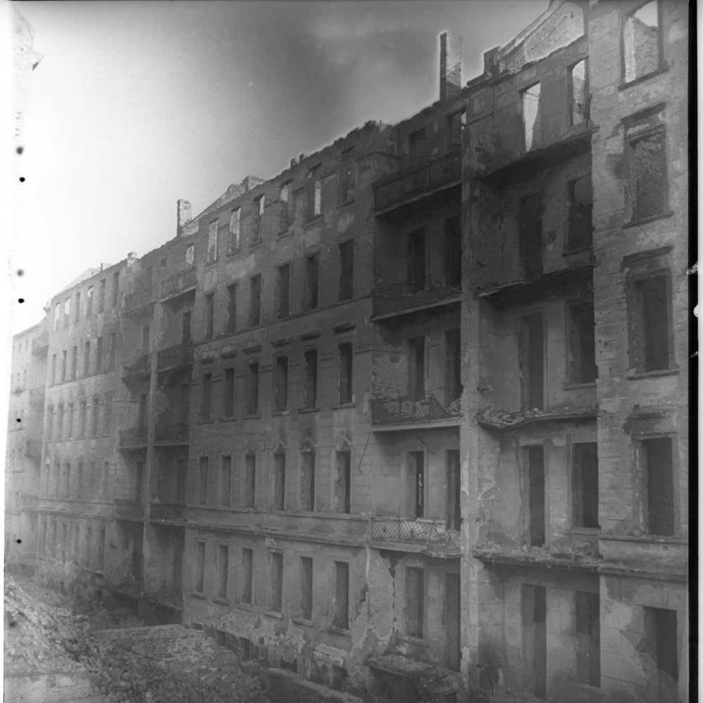 Negativ: Ruine, Bayreuther Straße 12, 1951 (Museen Tempelhof-Schöneberg/Herwarth Staudt CC BY-NC-SA)