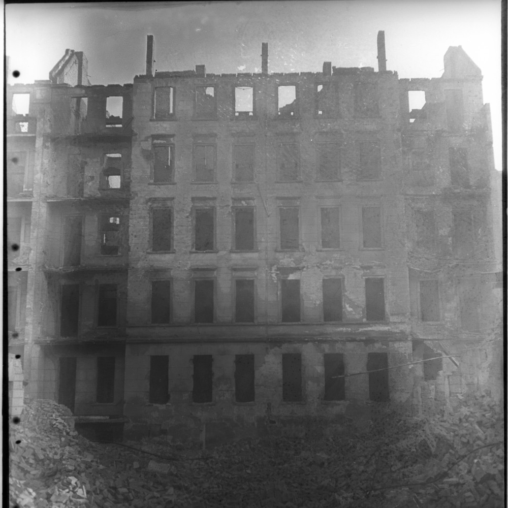 Negativ: Ruine, Bayreuther Straße 13, 1951 (Museen Tempelhof-Schöneberg/Herwarth Staudt CC BY-NC-SA)