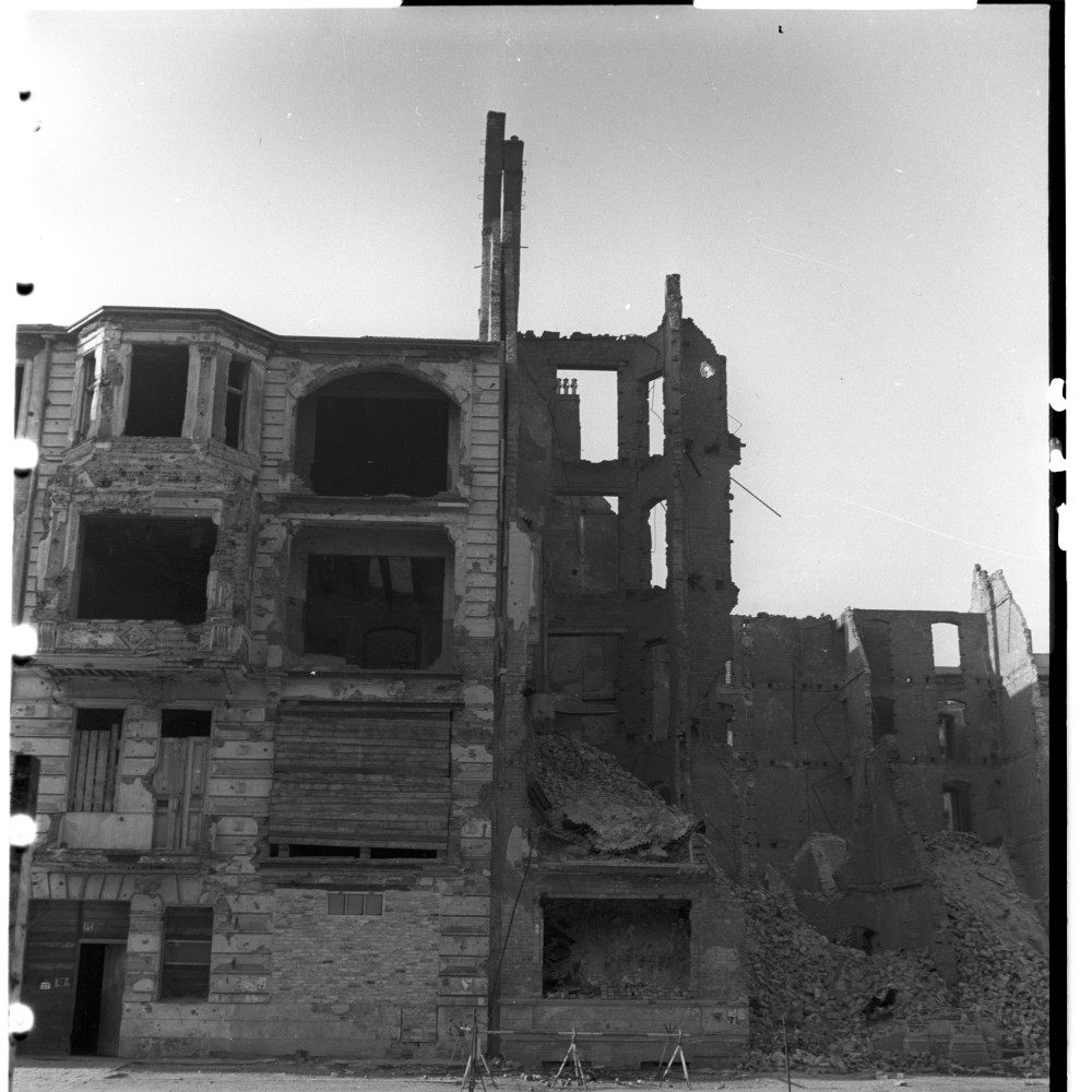 Negativ: Ruine, Bayreuther Straße 19, 1951 (Museen Tempelhof-Schöneberg/Herwarth Staudt CC BY-NC-SA)