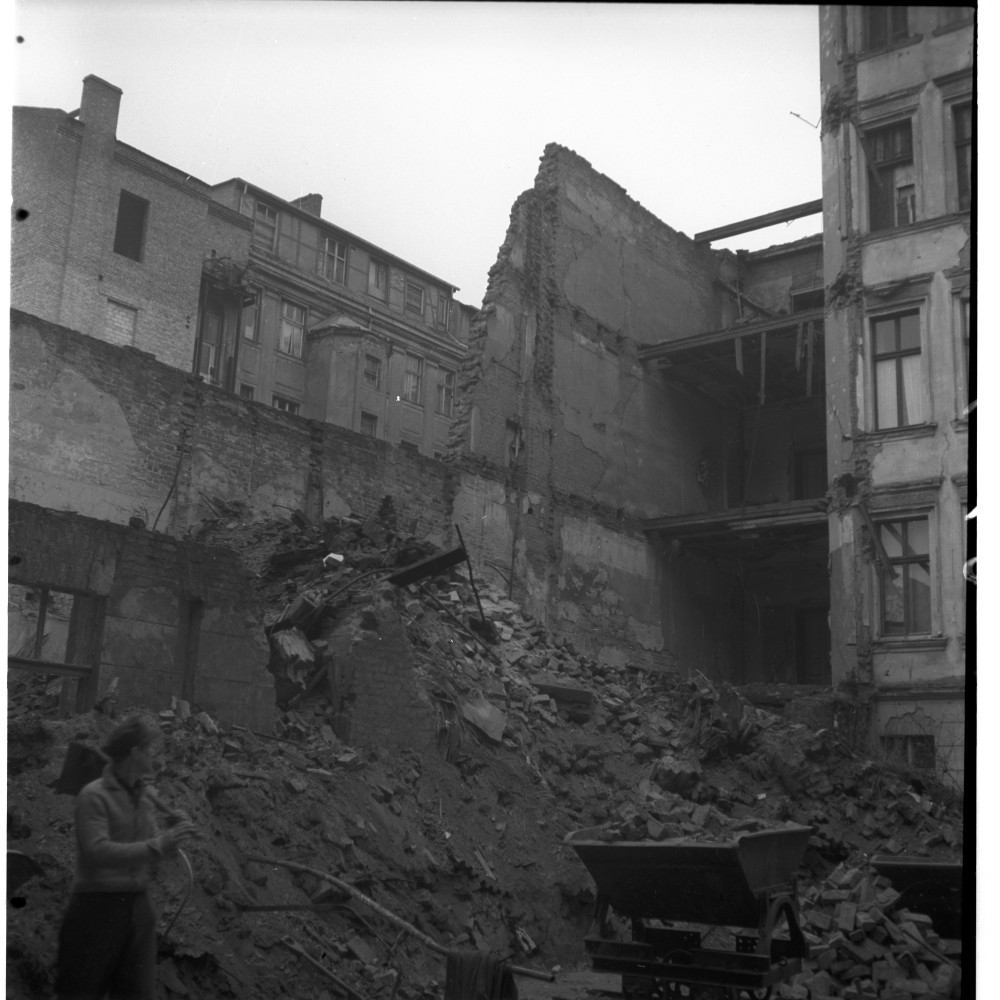 Negativ: Ruine, Bayreuther Straße 20, 1951 (Museen Tempelhof-Schöneberg/Herwarth Staudt CC BY-NC-SA)