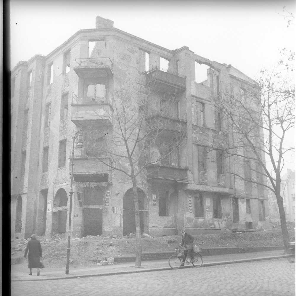 Negativ: Ruine, Beckerstraße 21, 1951 (Museen Tempelhof-Schöneberg/Herwarth Staudt CC BY-NC-SA)
