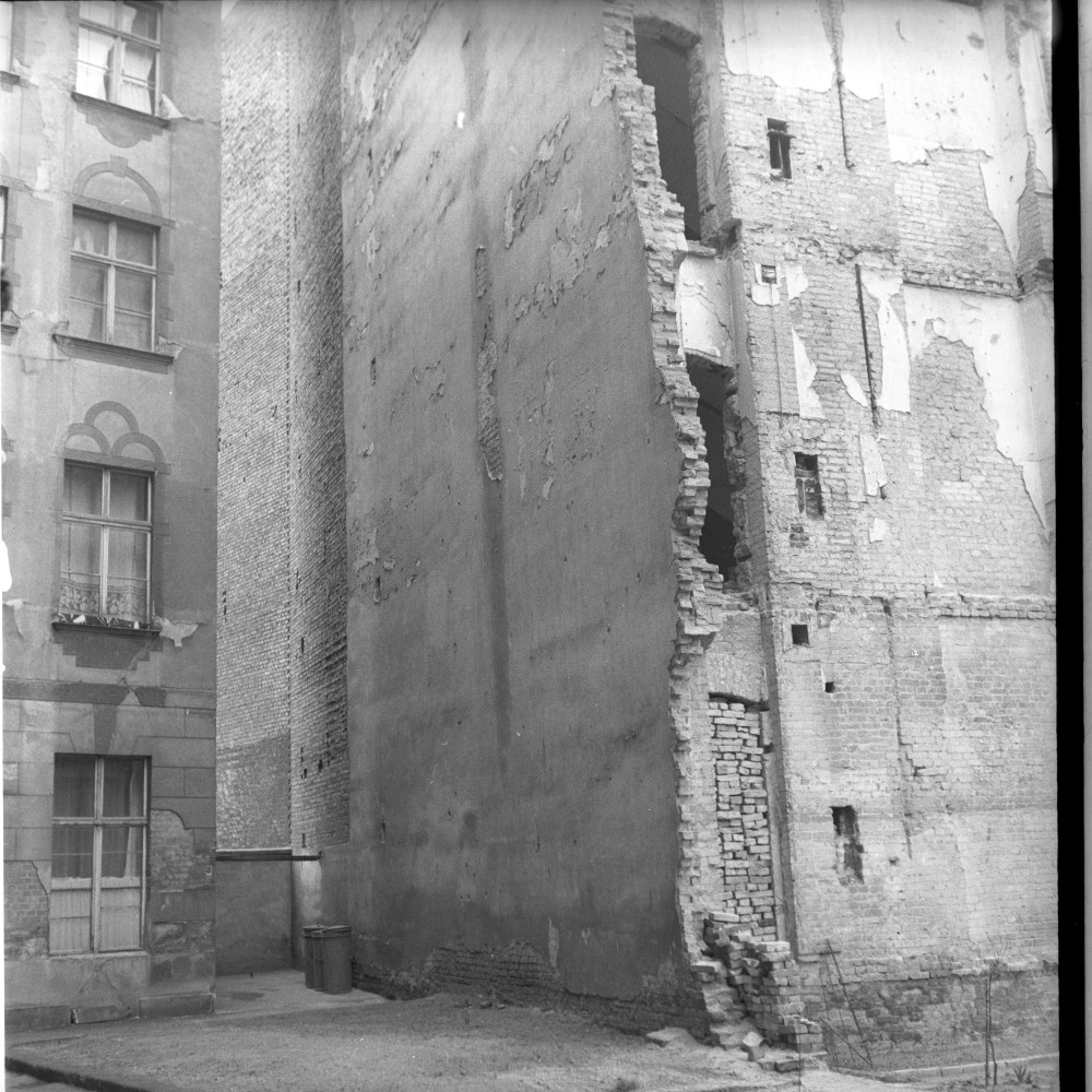 Negativ: Ruine, Belzigerstraße 62, 1951 (Museen Tempelhof-Schöneberg/Herwarth Staudt CC BY-NC-SA)
