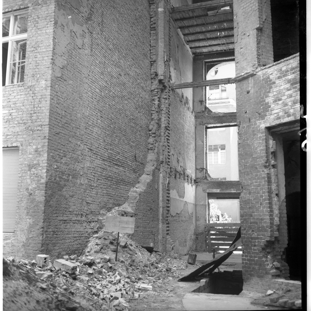 Negativ: Ruine, Berchtesgadener Straße 16, 1951 (Museen Tempelhof-Schöneberg/Herwarth Staudt CC BY-NC-SA)