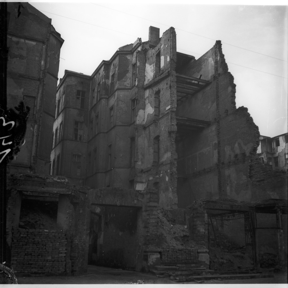 Negativ: Ruine, Bülowstraße 11, 1950 (Museen Tempelhof-Schöneberg/Herwarth Staudt CC BY-NC-SA)