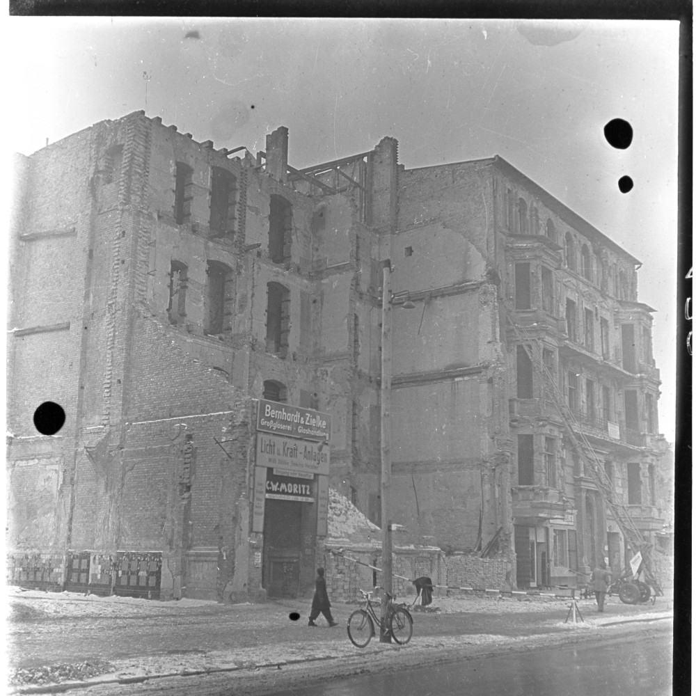 Negativ: Ruine, Bülowstraße 13, 1950 (Museen Tempelhof-Schöneberg/Herwarth Staudt CC BY-NC-SA)