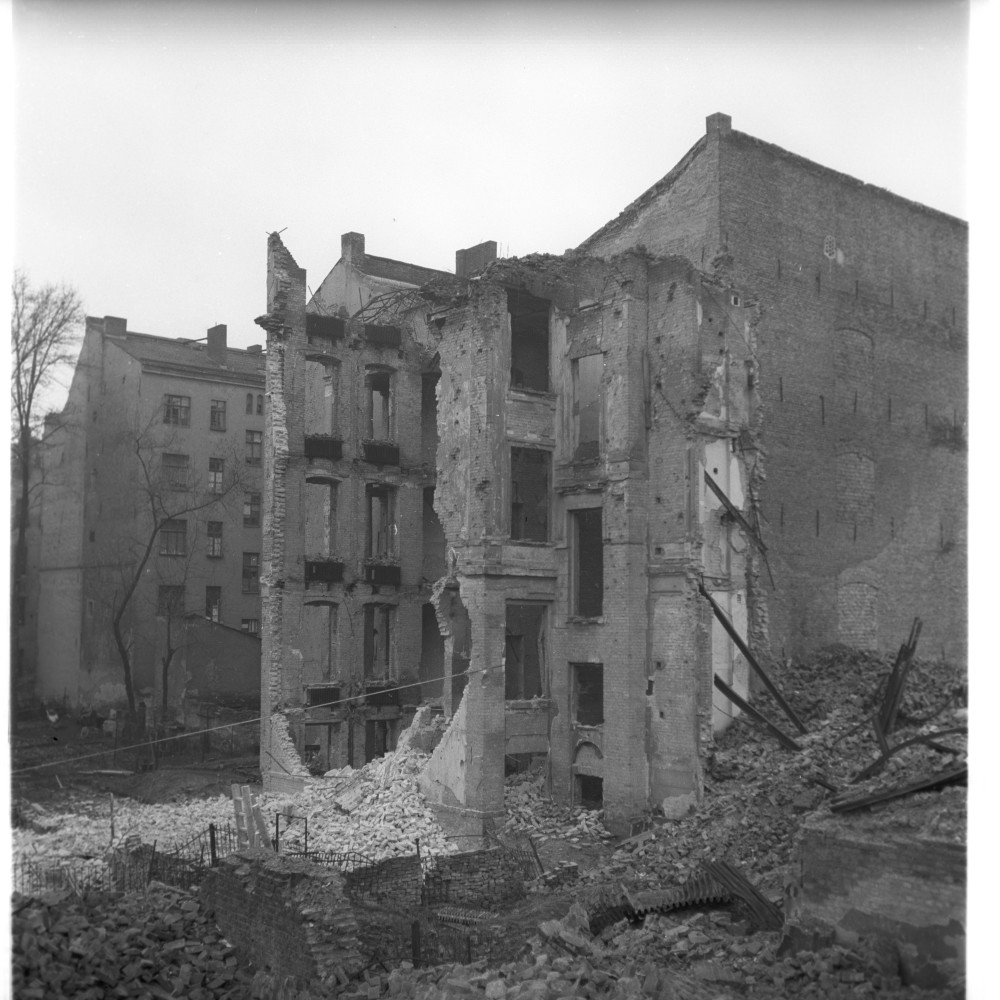 Negativ: Ruine, Bülowstraße 19, 1950 (Museen Tempelhof-Schöneberg/Herwarth Staudt CC BY-NC-SA)