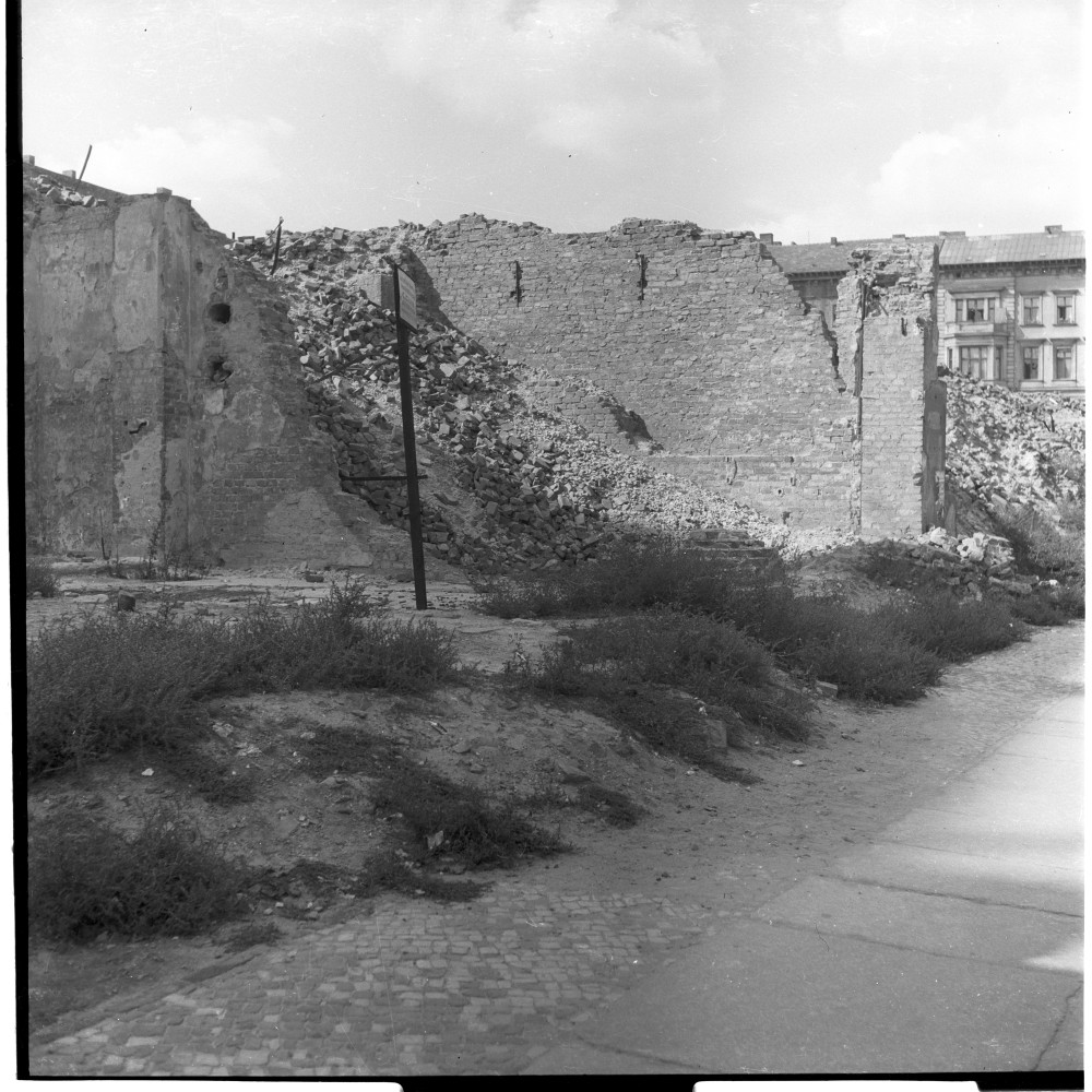 Negativ: Ruine, Bülowstraße 23, 1952 (Museen Tempelhof-Schöneberg/Herwarth Staudt CC BY-NC-SA)