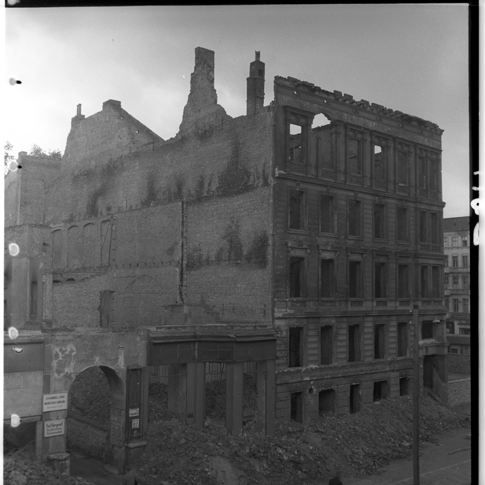 Negativ: Ruine, Bülowstraße 26, 1950 (Museen Tempelhof-Schöneberg/Herwarth Staudt CC BY-NC-SA)