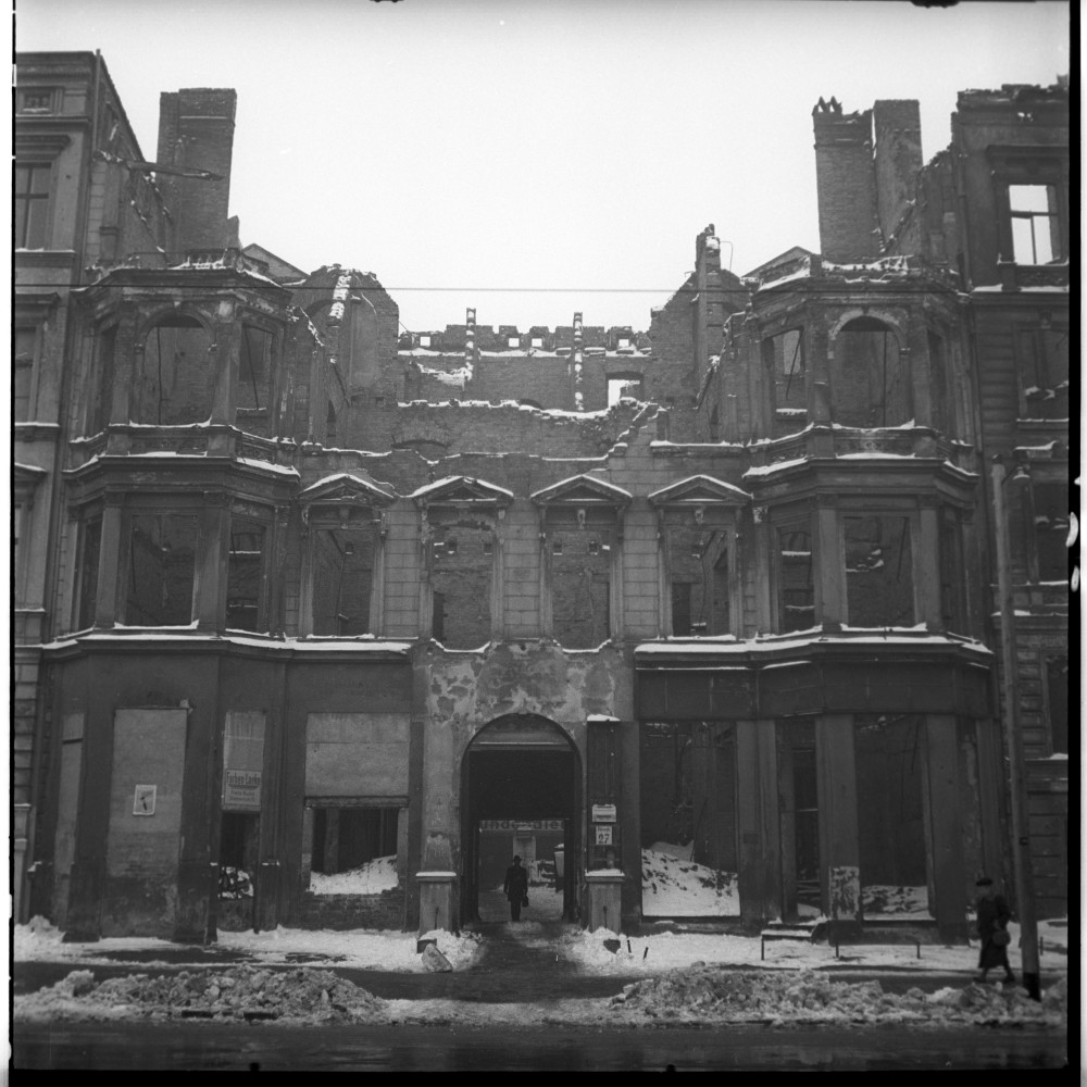 Negativ: Ruine, Bülowstraße 27, 1950 (Museen Tempelhof-Schöneberg/Herwarth Staudt CC BY-NC-SA)