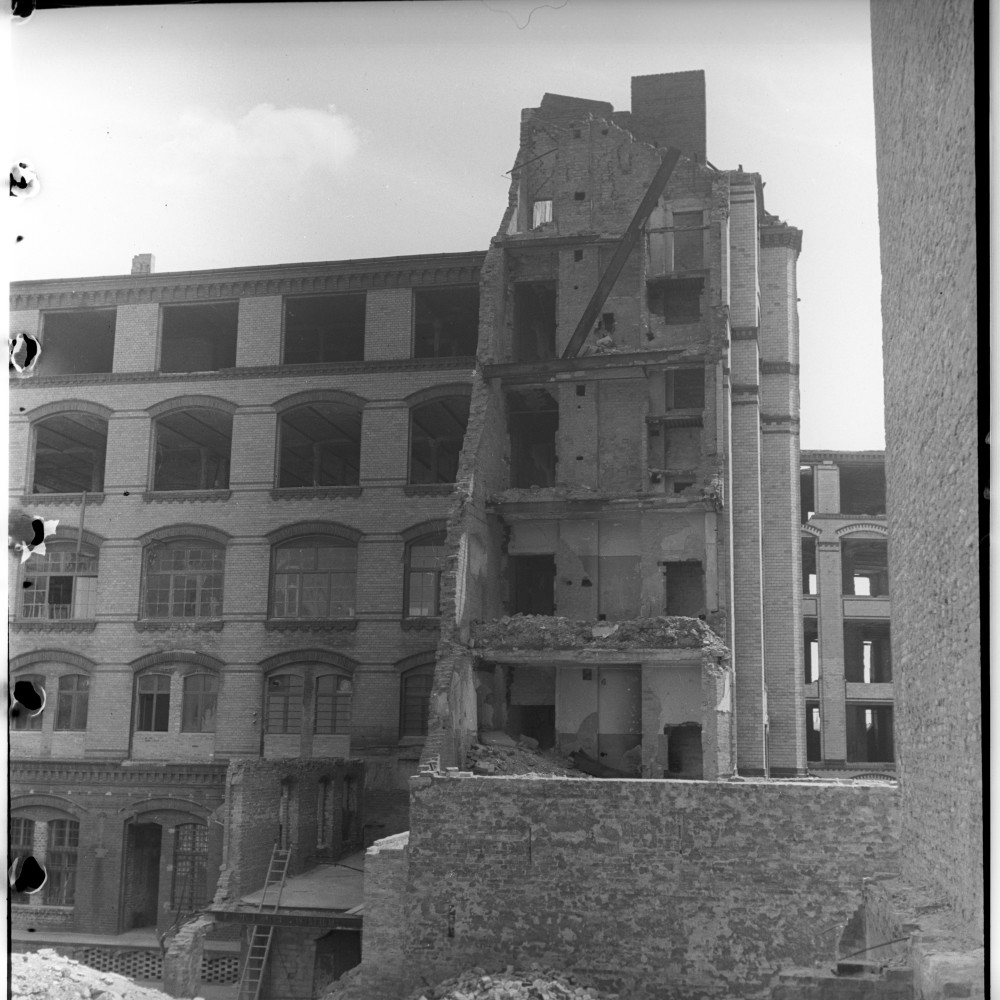 Negativ: Ruine, Bülowstraße 56, 1950 (Museen Tempelhof-Schöneberg/Herwarth Staudt CC BY-NC-SA)