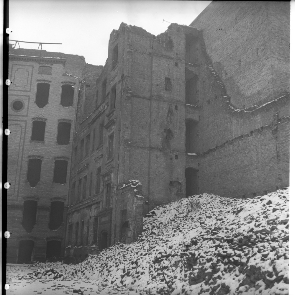 Negativ: Ruine, Bülowstraße 56, 1951 (Museen Tempelhof-Schöneberg/Herwarth Staudt CC BY-NC-SA)