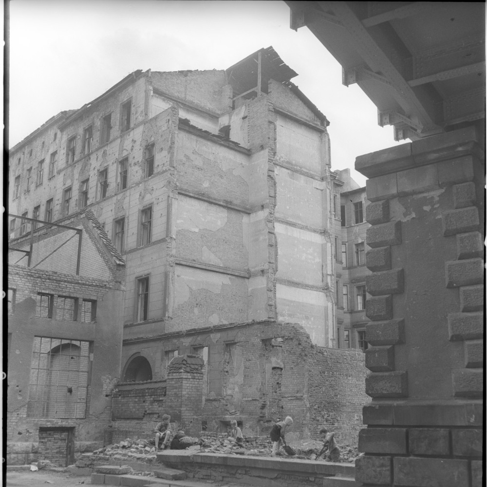 Negativ: Ruine, Bülowstraße 68, 1951 (Museen Tempelhof-Schöneberg/Herwarth Staudt CC BY-NC-SA)