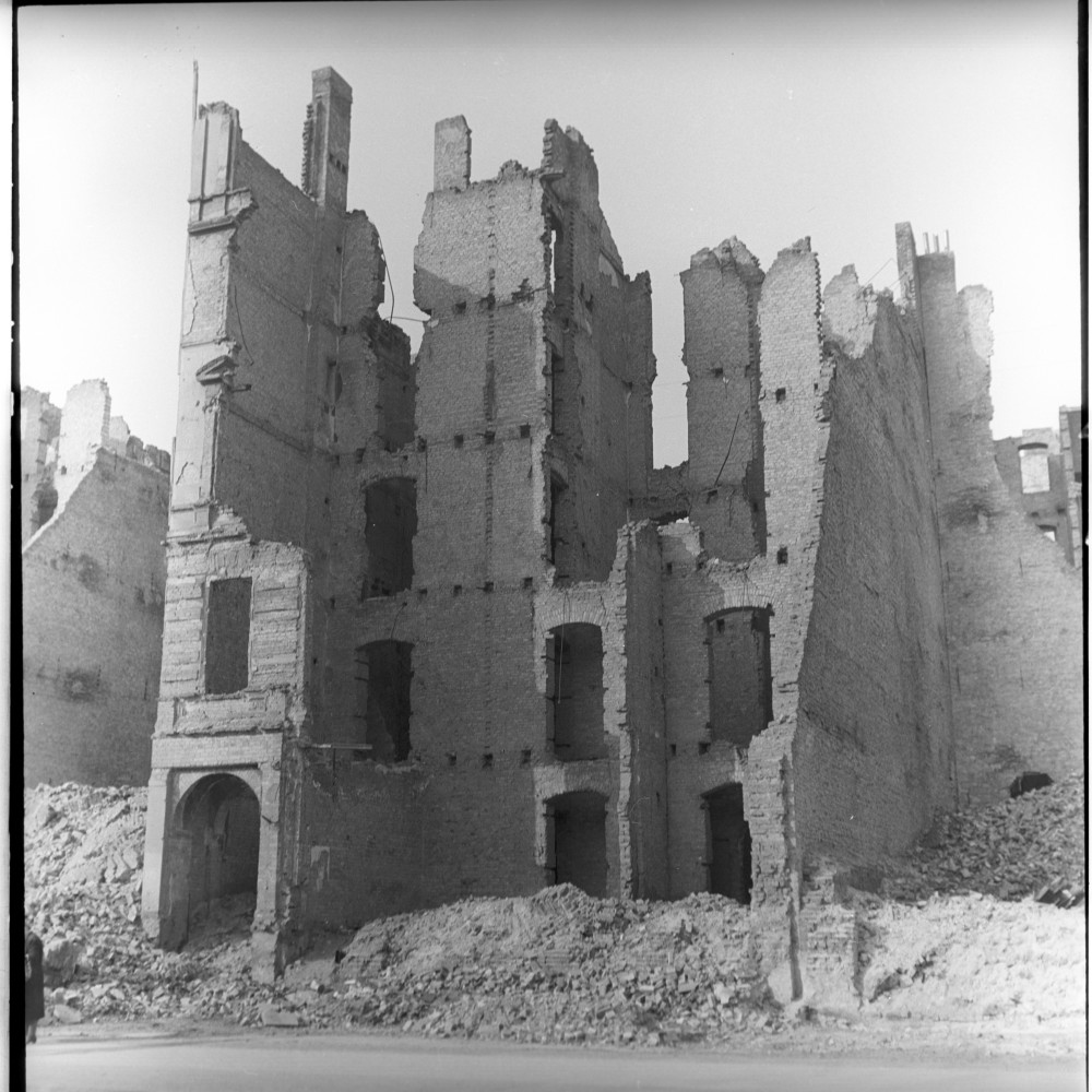 Negativ: Ruine, Bülowstraße 74, 1950 (Museen Tempelhof-Schöneberg/Herwarth Staudt CC BY-NC-SA)