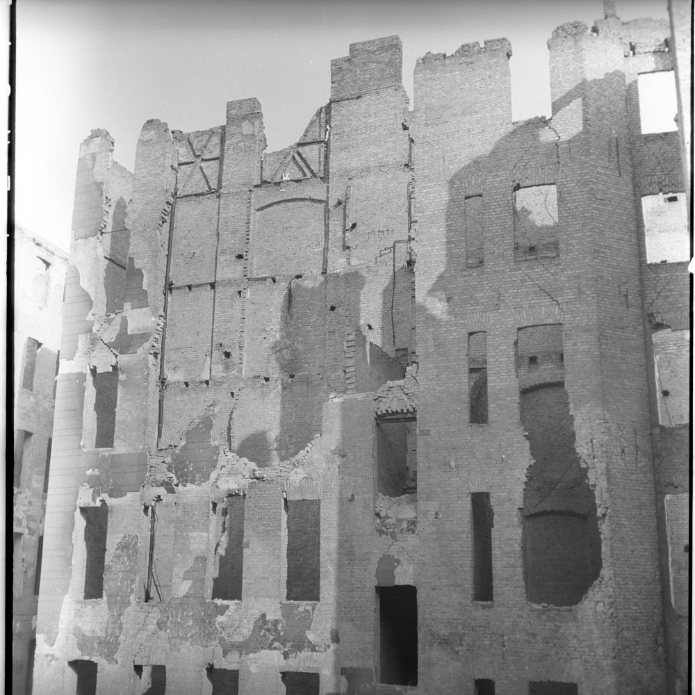 Negativ: Ruine, Bülowstraße 74, 1950 (Museen Tempelhof-Schöneberg/Herwarth Staudt CC BY-NC-SA)