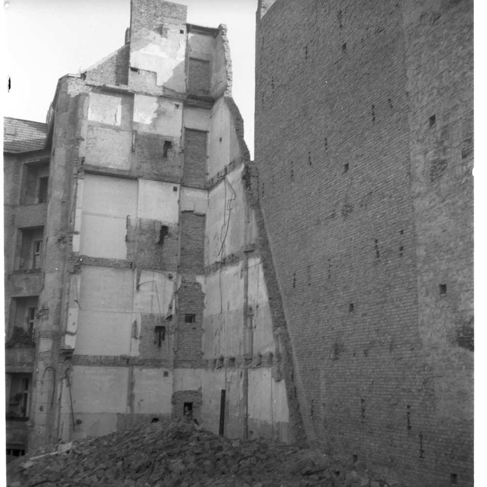 Negativ: Ruine, Bundesallee 126, 1951 (Museen Tempelhof-Schöneberg/Herwarth Staudt CC BY-NC-SA)