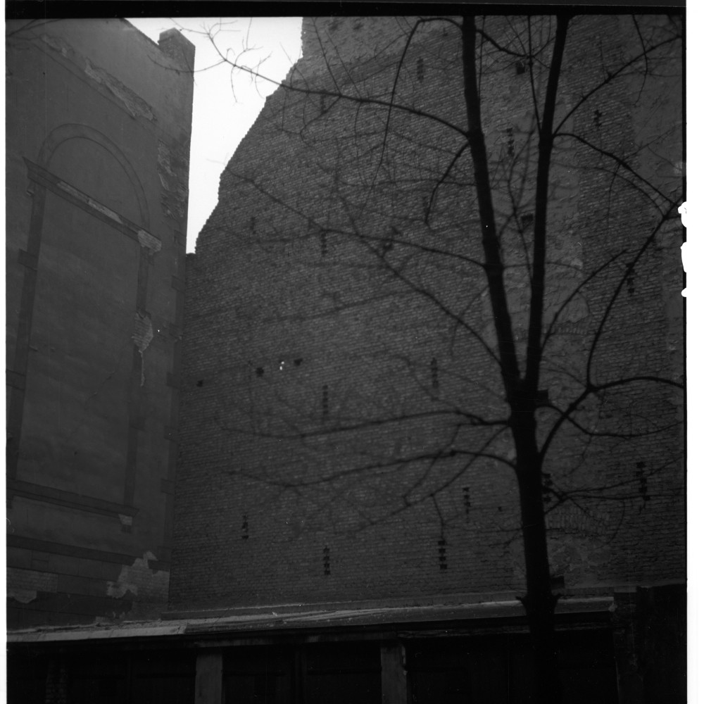 Negativ: Ruine, Bundesallee 126, 1951 (Museen Tempelhof-Schöneberg/Herwarth Staudt CC BY-NC-SA)