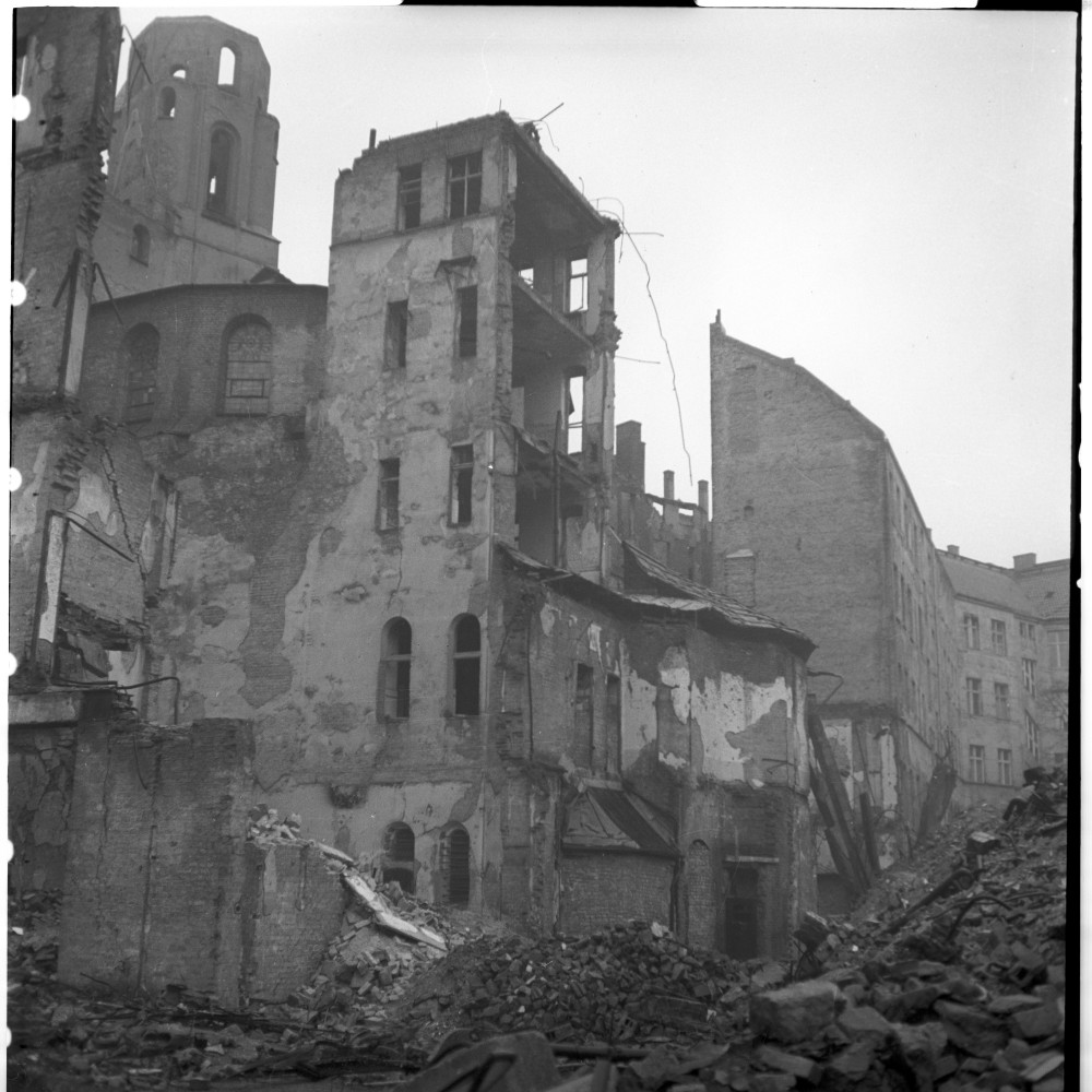Negativ: Ruine, Dominicusstraße 19, 1951 (Museen Tempelhof-Schöneberg/Herwarth Staudt CC BY-NC-SA)