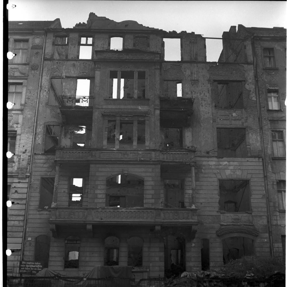Negativ: Ruine, Eisenacher Straße 100, 1950 (Museen Tempelhof-Schöneberg/Herwarth Staudt CC BY-NC-SA)