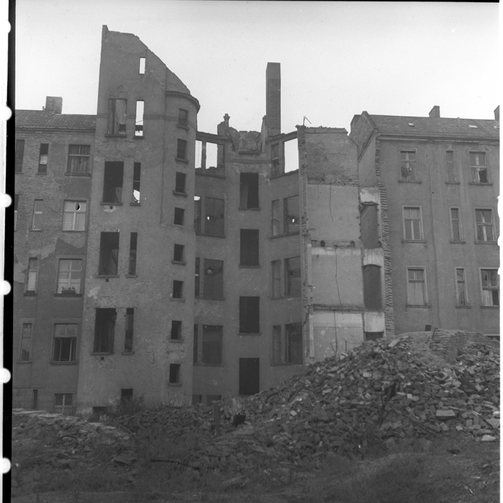 Negativ: Ruine, Eisenacher Straße 100, 1950 (Museen Tempelhof-Schöneberg/Herwarth Staudt CC BY-NC-SA)