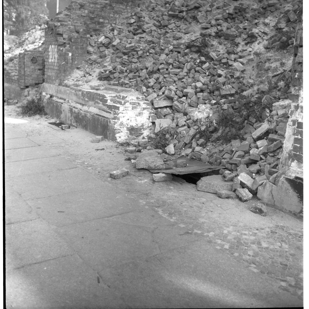 Negativ: Ruine, Eisenacher Straße 104, 1951 (Museen Tempelhof-Schöneberg/Herwarth Staudt CC BY-NC-SA)