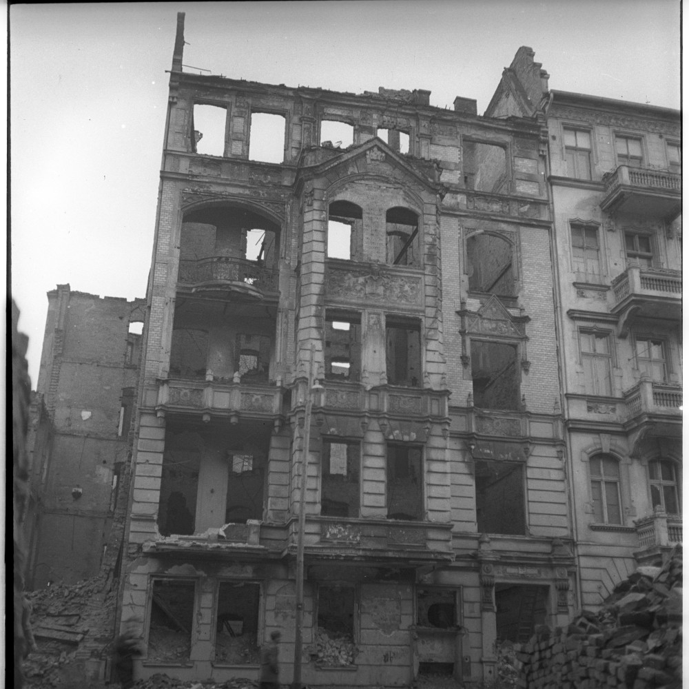 Negativ: Ruine, Eisenacher Straße 20, 1950 (Museen Tempelhof-Schöneberg/Herwarth Staudt CC BY-NC-SA)