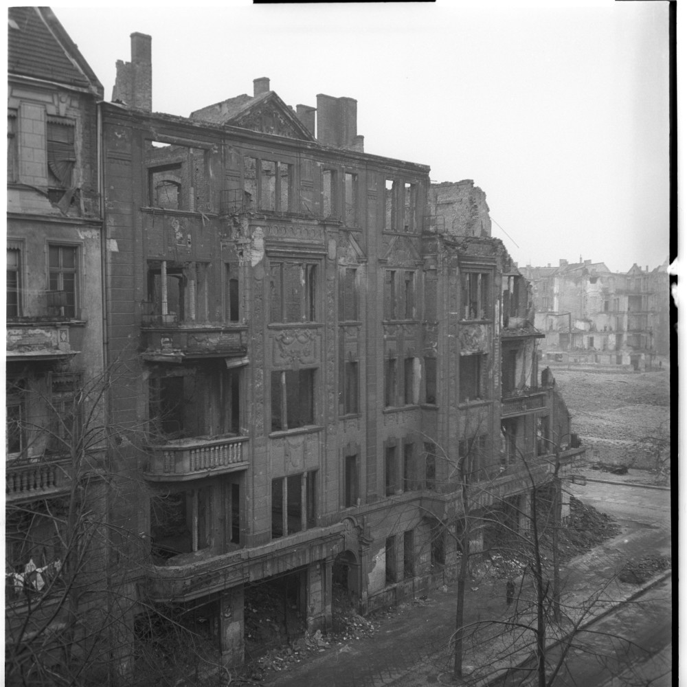 Negativ: Ruine, Eisenacher Straße 35, 1950 (Museen Tempelhof-Schöneberg/Herwarth Staudt CC BY-NC-SA)