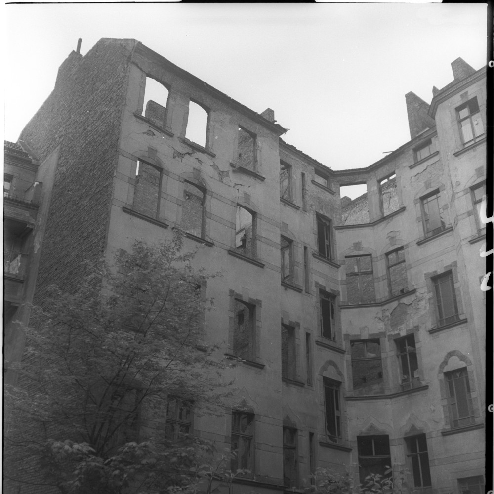 Negativ: Ruine, Eisenacher Straße 52, 1951 (Museen Tempelhof-Schöneberg/Herwarth Staudt CC BY-NC-SA)