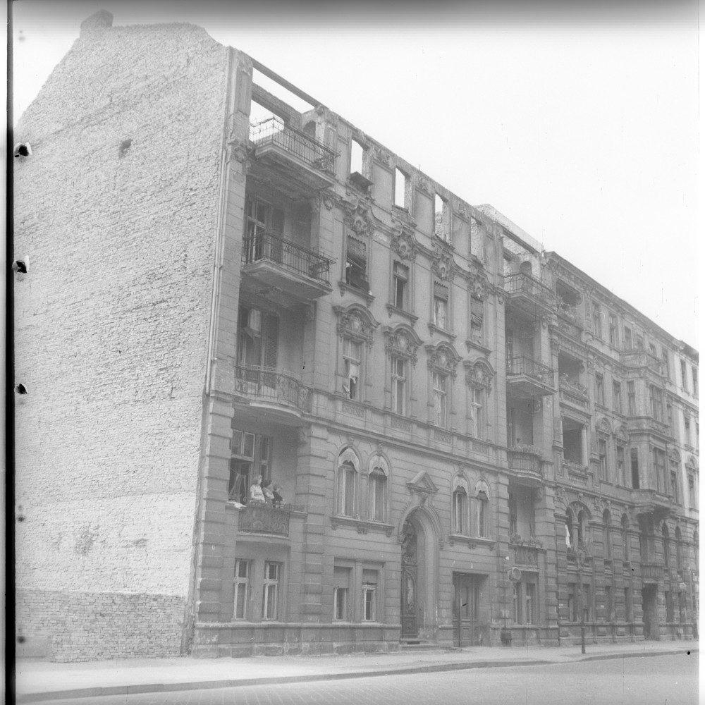 Negativ: Ruine, Elßholzstraße 13, 1951 (Museen Tempelhof-Schöneberg/Herwarth Staudt CC BY-NC-SA)