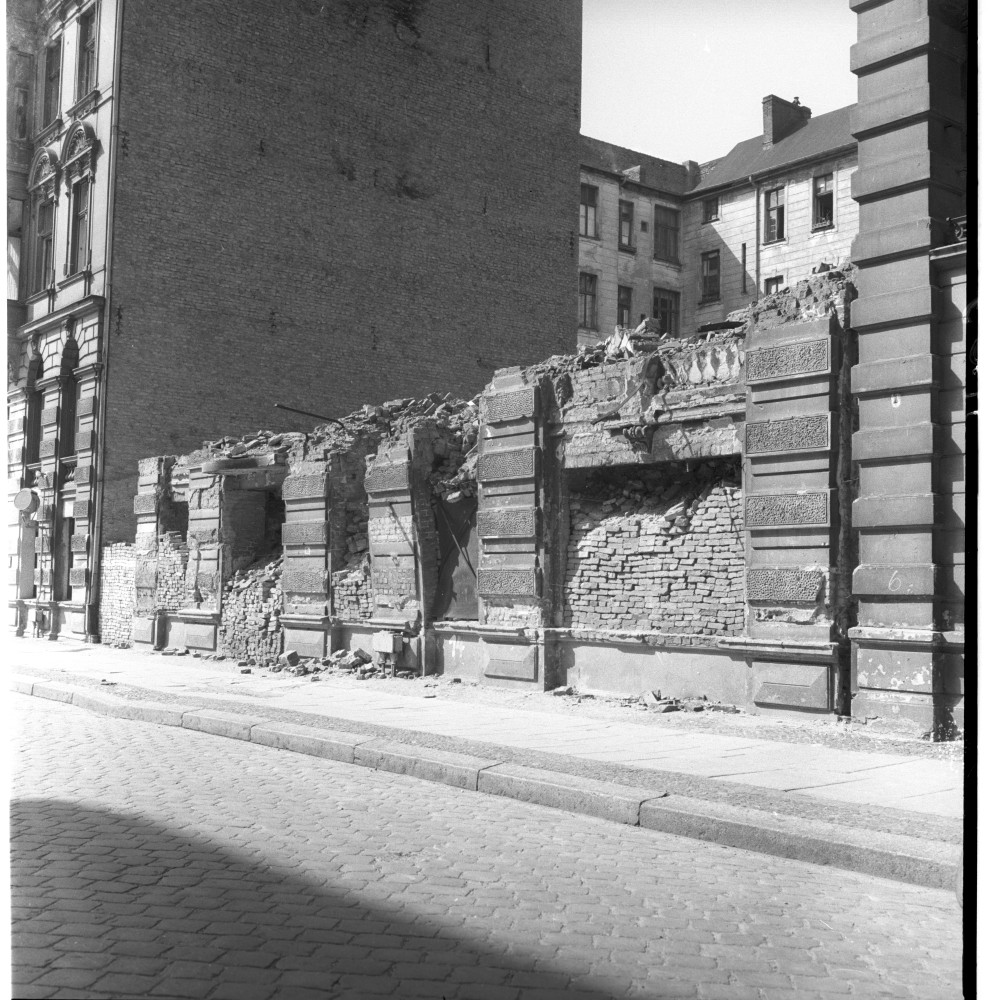 Negativ: Ruine, Elßholzstraße 14, 1951 (Museen Tempelhof-Schöneberg/Herwarth Staudt CC BY-NC-SA)