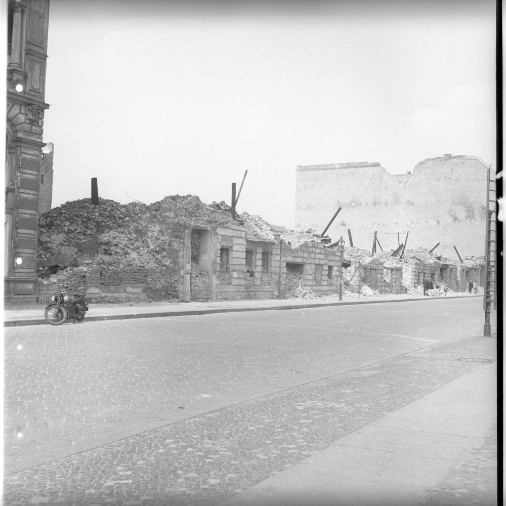 Negativ: Ruine, Elßholzstraße 17, 18, 1951 (Museen Tempelhof-Schöneberg/Herwarth Staudt CC BY-NC-SA)