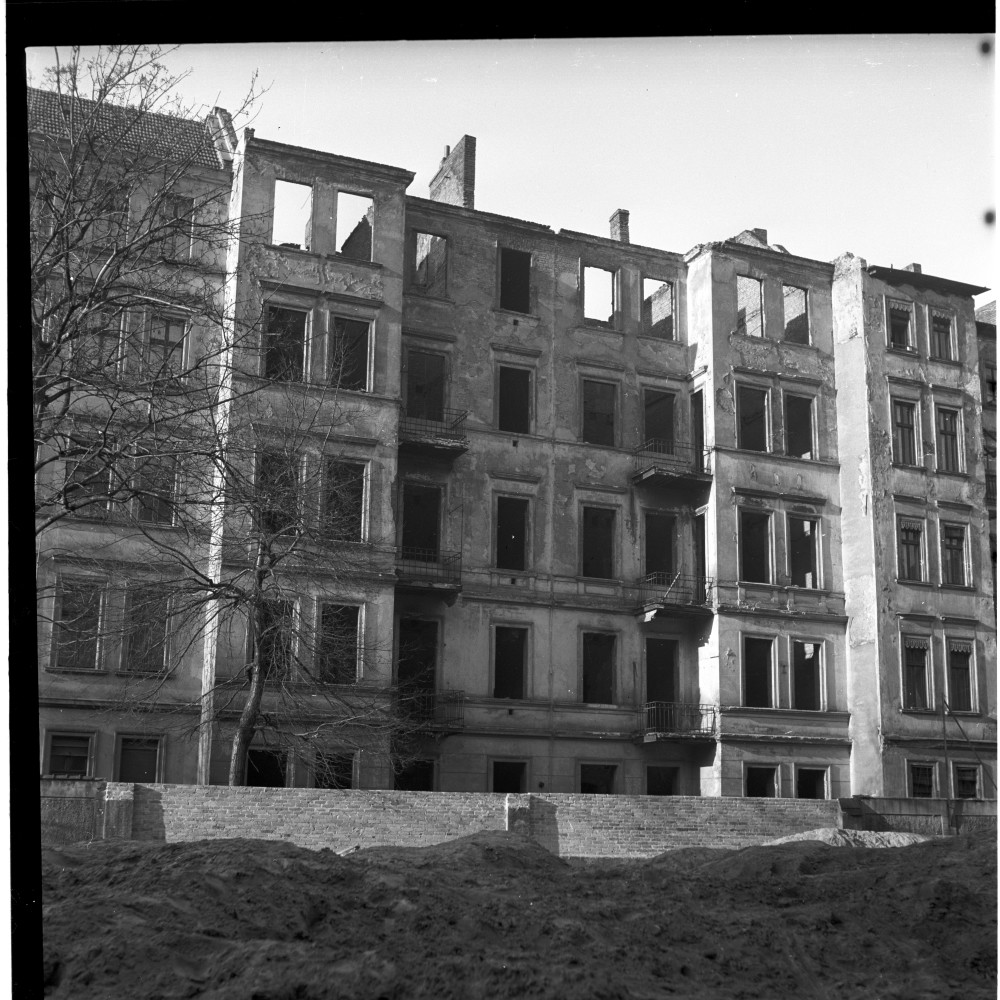 Negativ: Ruine, Feurigstraße 22, 1952 (Museen Tempelhof-Schöneberg/Herwarth Staudt CC BY-NC-SA)