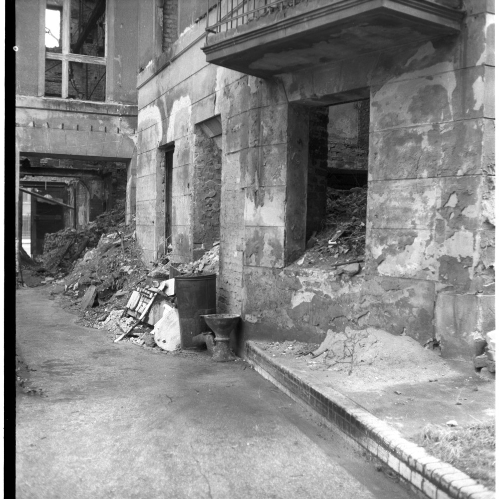 Negativ: Ruine, Fregestraße 8, 1951 (Museen Tempelhof-Schöneberg/Herwarth Staudt CC BY-NC-SA)
