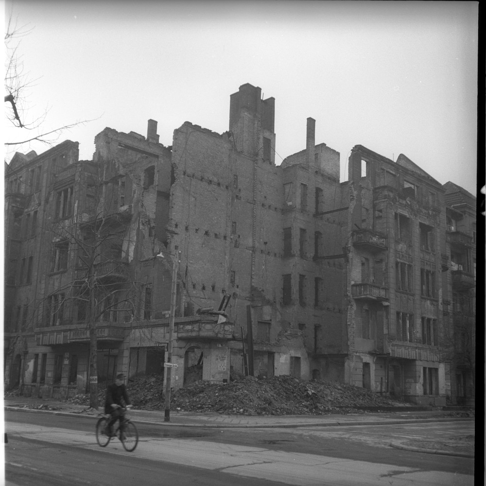 Negativ: Ruine, Freisinger Straße 10, 1950 (Museen Tempelhof-Schöneberg/Herwarth Staudt CC BY-NC-SA)