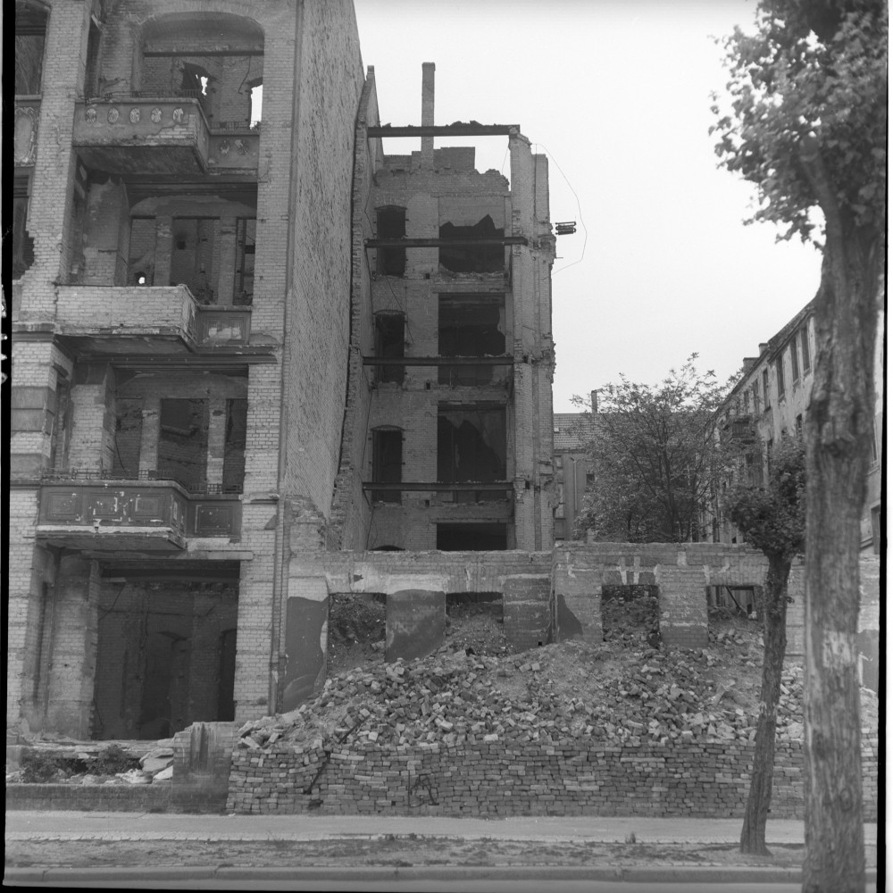 Negativ: Ruine, Freisinger Straße 8, 1951 (Museen Tempelhof-Schöneberg/Herwarth Staudt CC BY-NC-SA)