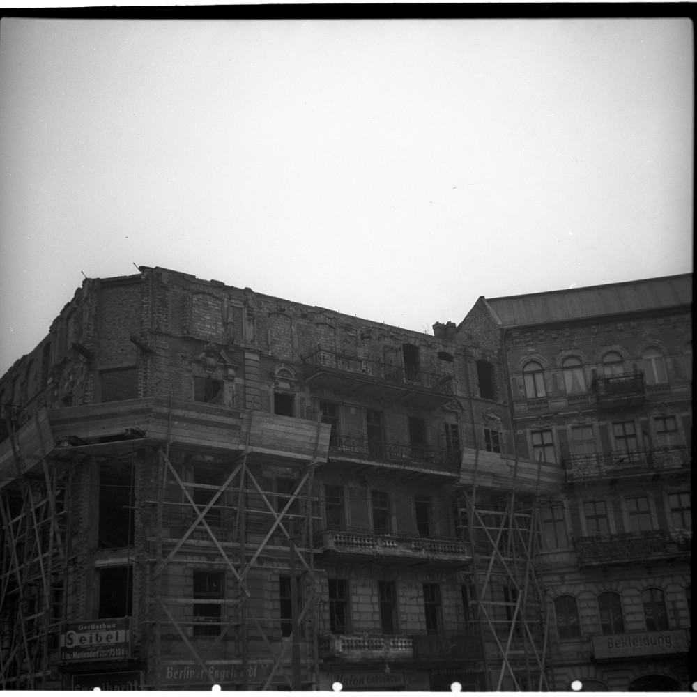 Negativ: Ruine, Friedrich-Wilhelm-Platz 17, 1953 (Museen Tempelhof-Schöneberg/Herwarth Staudt CC BY-NC-SA)
