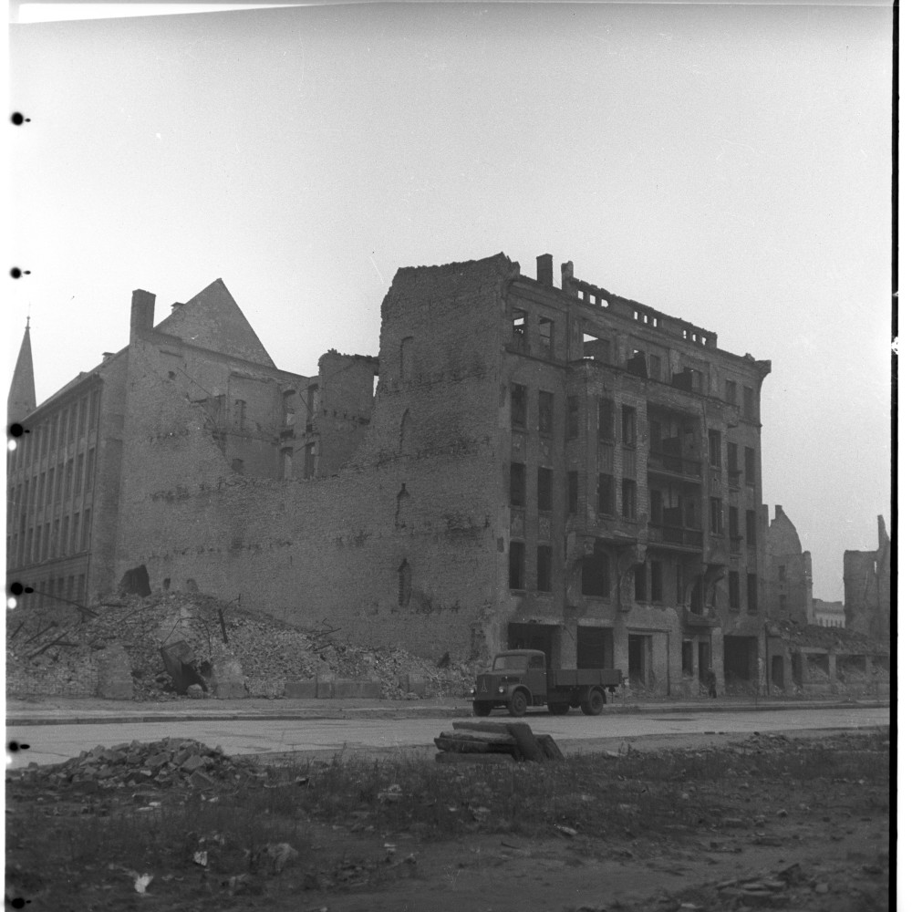 Negativ: Ruine, Frobenstraße 1, 1950 (Museen Tempelhof-Schöneberg/Herwarth Staudt CC BY-NC-SA)