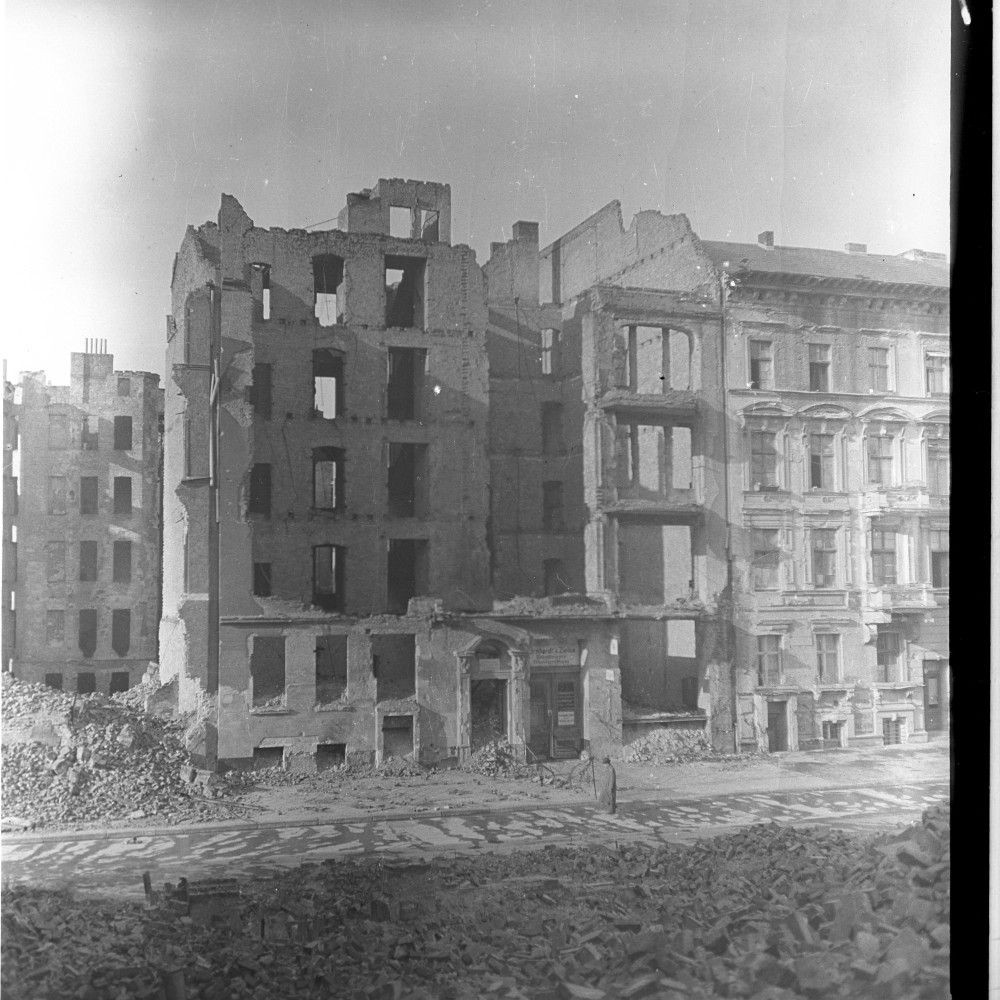 Negativ: Ruine, Frobenstraße 5, 1949 (Museen Tempelhof-Schöneberg/Herwarth Staudt CC BY-NC-SA)